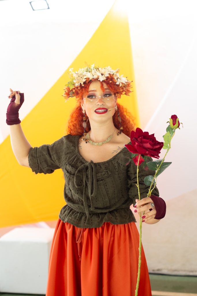 Apresentação artística no Essencial Fest