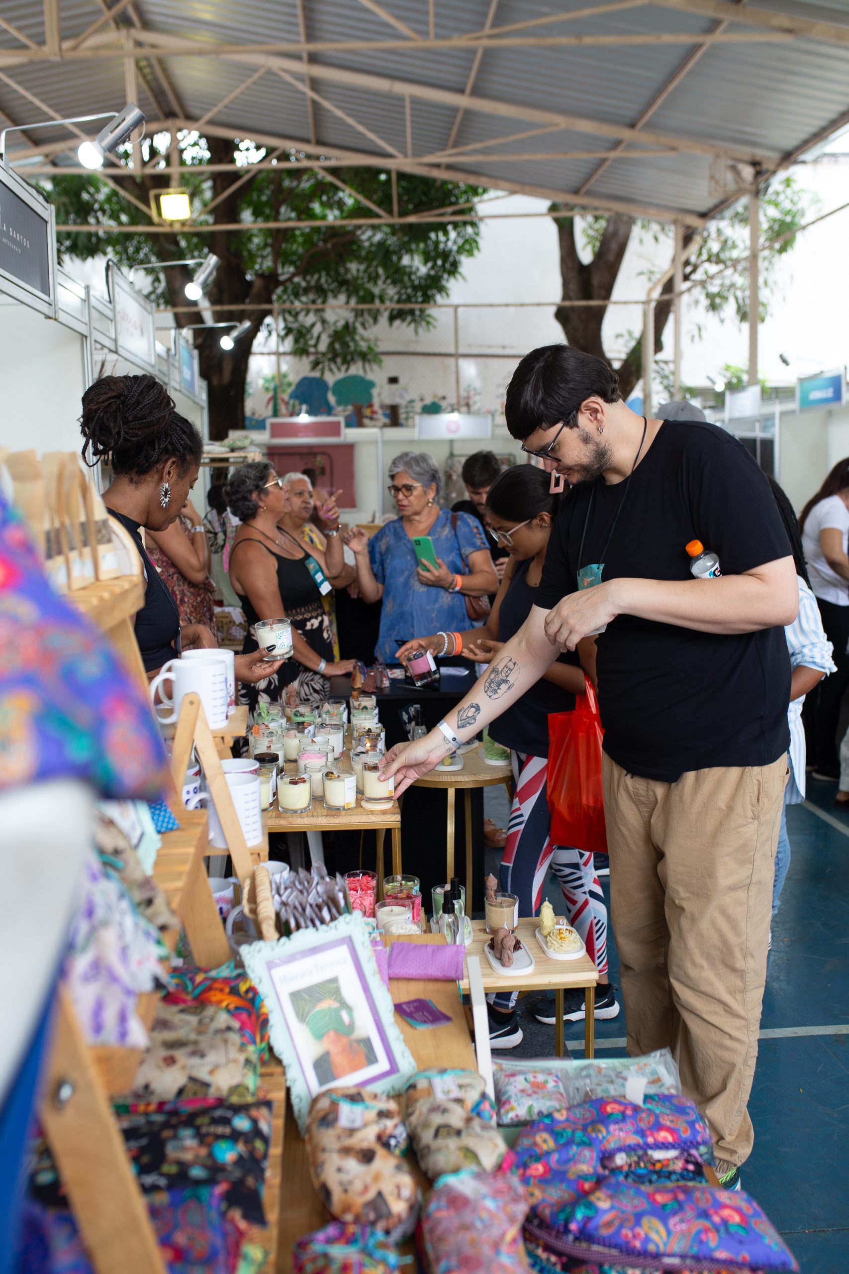 Público na feira do Essencial Fest