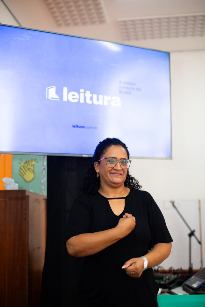 Apresentação com a marca Leitura no telão do Essencial Fest