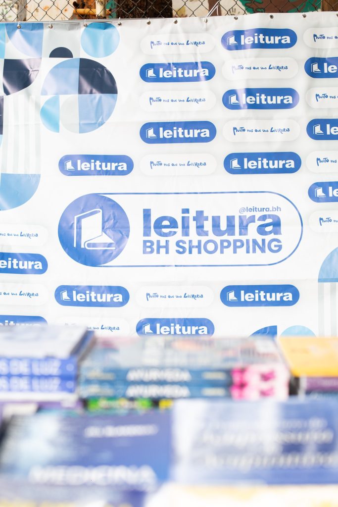 Painel da Leitura BH Shopping com livros no Essencial Fest
