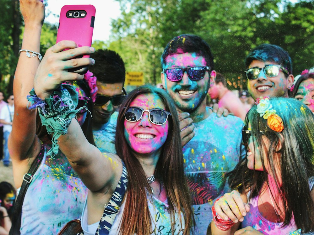 Amigos tirando selfie em um festival