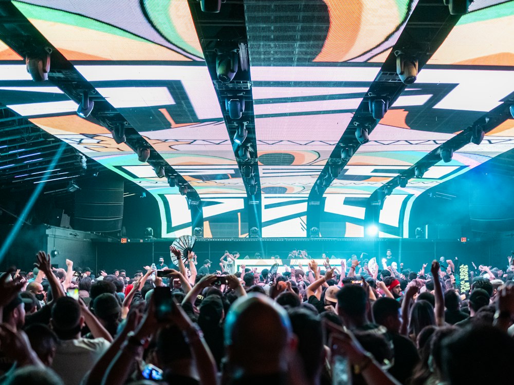 Telões de LED sobre o público de um evento