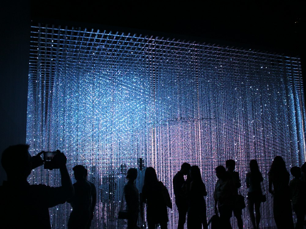 Público em uma instalação imersiva de luz