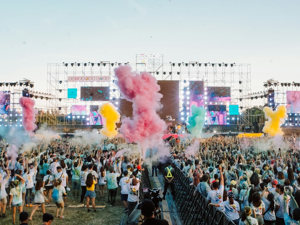 Grande público diante do palco de um festival
